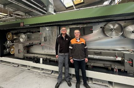 Stefan Nixdorf (Director of Engineering, Niehoff Group) and Dominique Potel (Engineering Project Manager, Nexans) in front of the new rod breakdown line in Lens